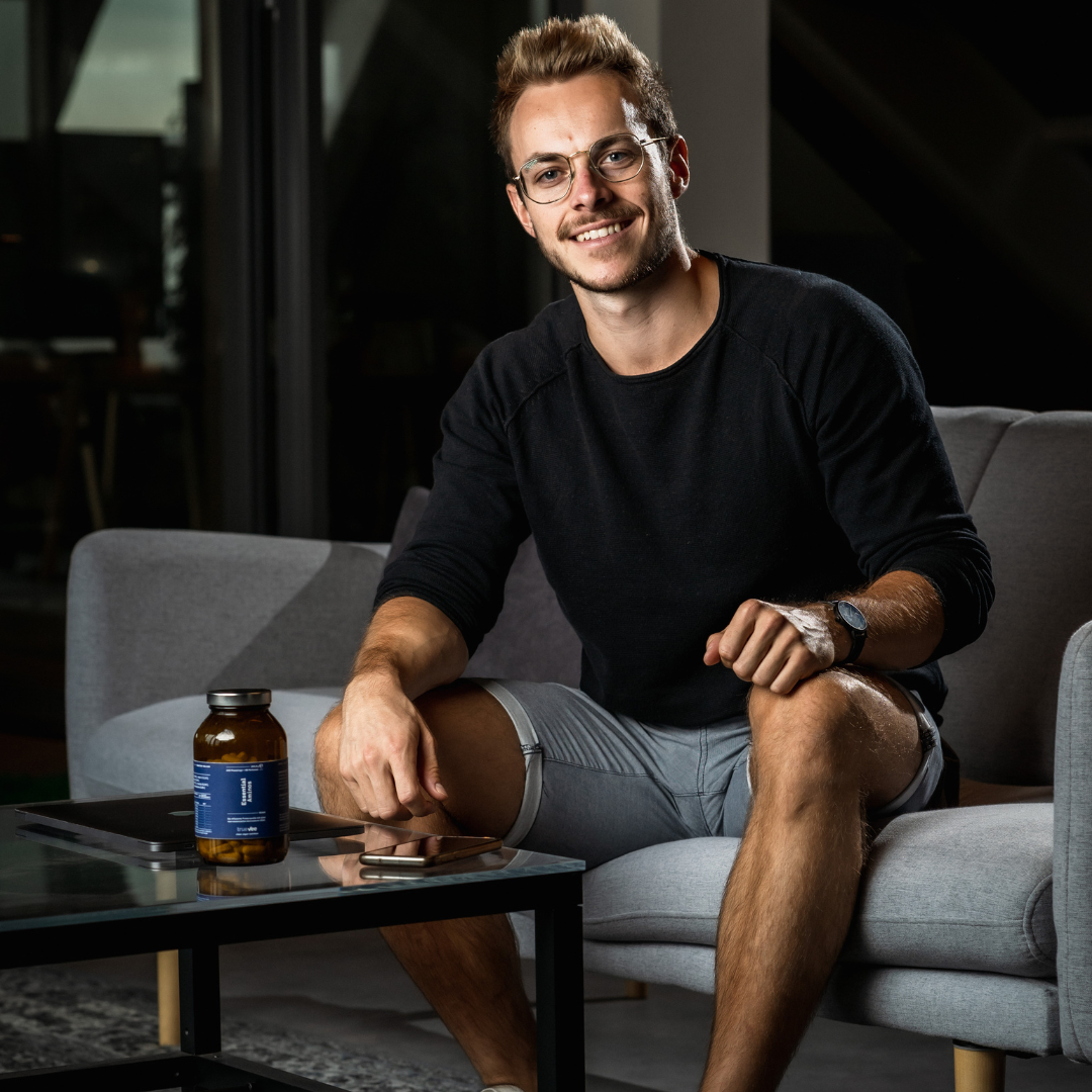 Essentielle_Aminosäuren_Lifestyle_Mann_sportlich_Sofa